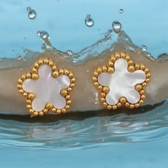 NWOT Clover  Five Petal Flower Earring Studs Made of Mother of Pearl and 18K GP - Picture 13 of 16